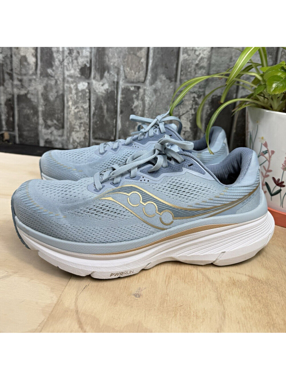 Saucony Guide 15 Women’s Blue/White/Gold Wide Mesh Cushioned Sneaker 9.5 S11059